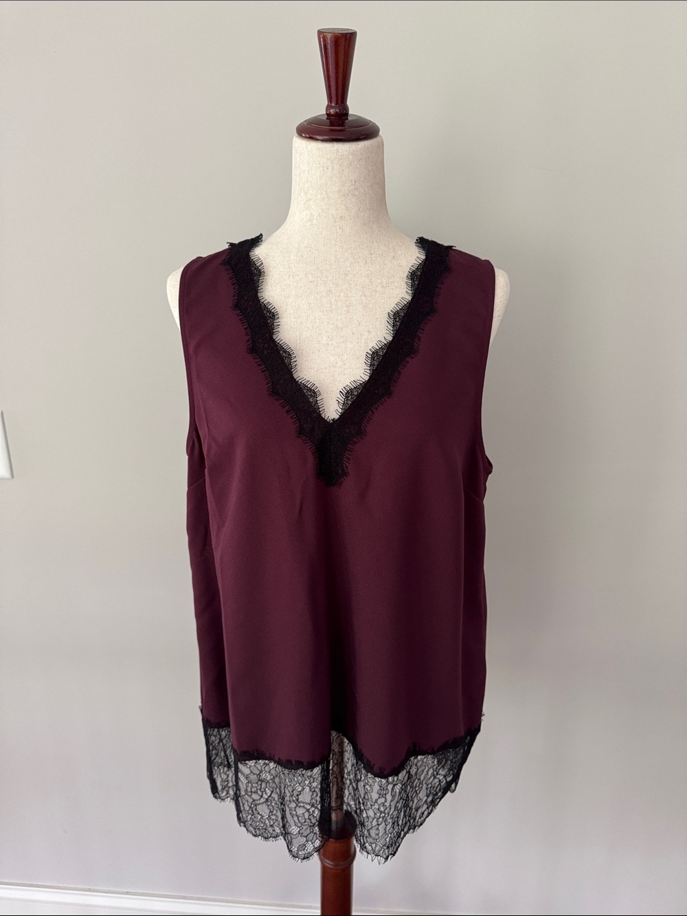 Sleeveless Lace Trim V-Neck Tank - Burgundy/Wine